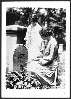 Anita Pollitzer and Alice Paul at the grave of Susan B. Anthony in Rochester, N.Y.